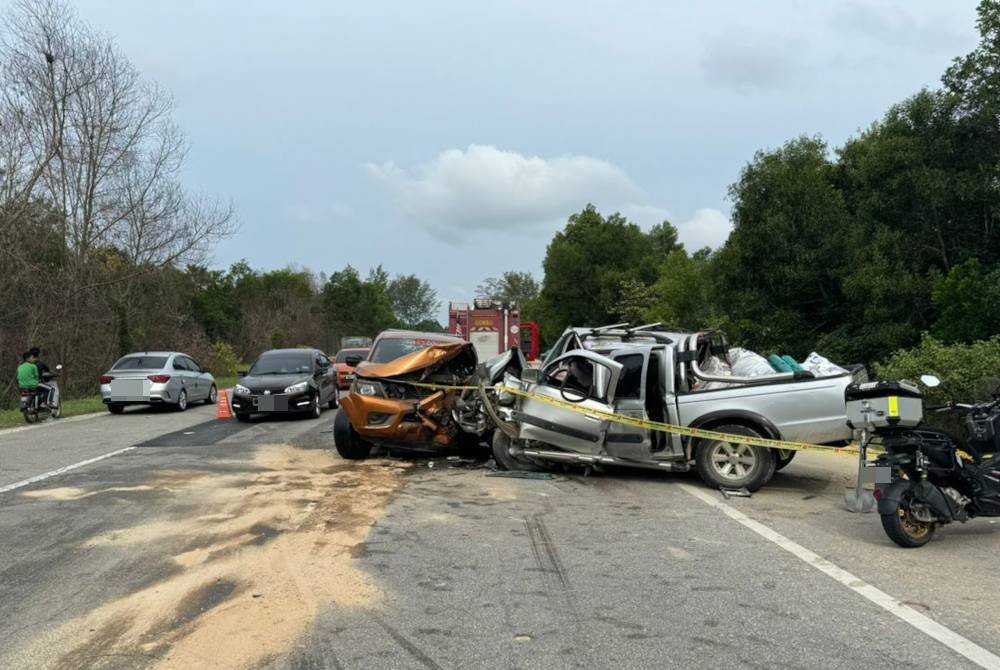 Keadaan kemalangan melibatkan empat buah kenderaan di Kilometer 46, Jalan Kuala Terengganu-Kampung Raja di Setiu pada petang Sabtu.