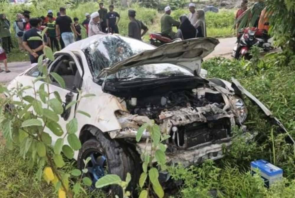 Keadaan kereta yang terlibat dalam nahas di Simpang Tiga Kuala Bakong, Jalan Malau-Kuala Ketil. Foto PDRM