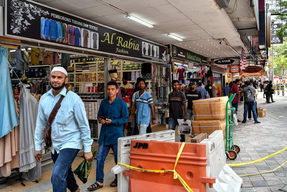 Situasi terkini lokasi berhampiran insiden tanah jerlus di Jalan Masjid India yang dibuka kembali kepada pengunjung ketika tinjauan fotoBernama hari ini.