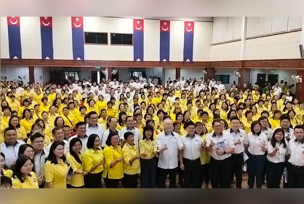 Ka Siong (tengah) bergambar bersama Pemuda dan Wanita MCA selepas merasmikan mesyuarat agung sayap berkenaan di Dewan Jubli Intan Pontian pada Ahad.