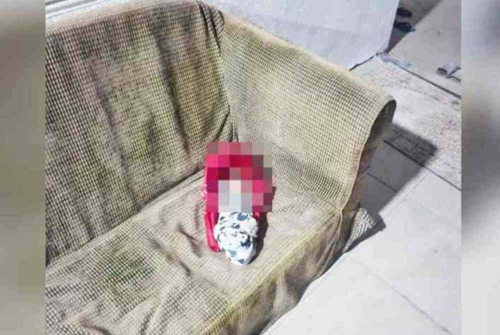 Polis sedang mengesan seorang lelaki dan wanita berhubung kes penemuan bayi lelaki yang ditinggalkan di atas sofa sebuah surau di Nilai 3 di sini pada Rabu lepas.