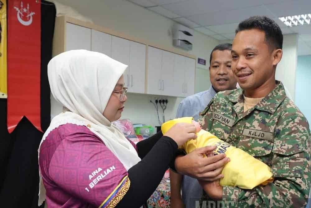 Seorang anggota Angkatan Tentera Malaysia (ATM), Mohd Rizuyan meluahkan rasa bersyukur selepas isterinya selamat melahirkan anak perempuan pada tarikh keramat itu.