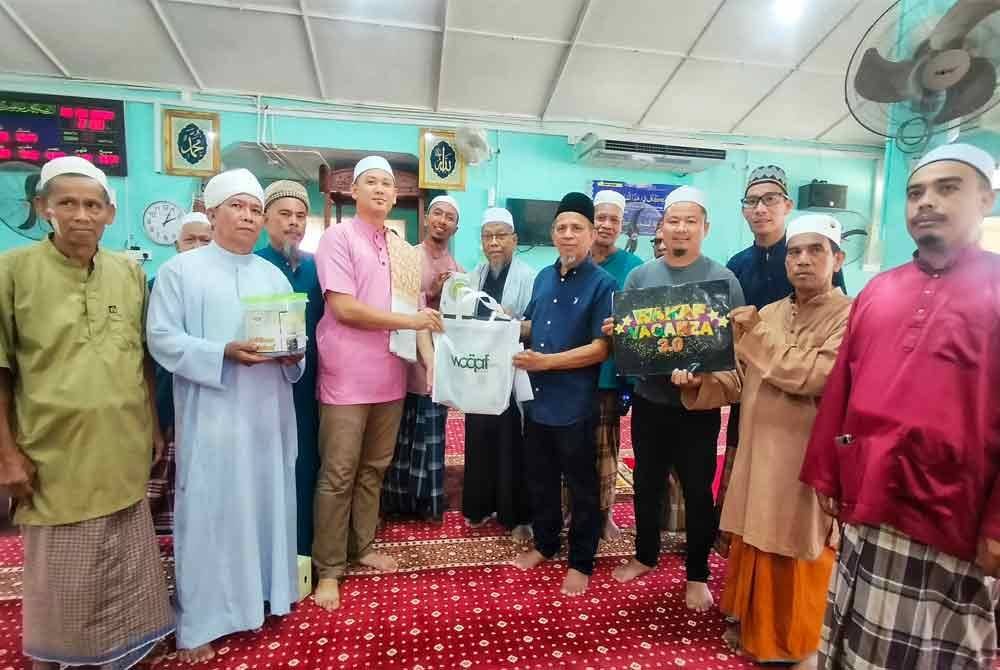 Muhamat Faizal (tiga dari kiri) sewaktu pelancaran kempen Wakaf Vaganza 3.0 di Felda Jengka 24 di Masjid Jengka 24 baru-baru ini.