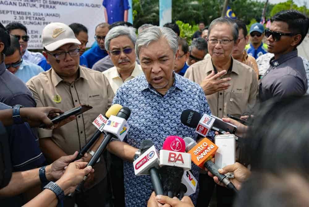 Ahmad Zahid ketika ditemui pemberita selepas meninjau lokasi menaiktaraf jalan utama Parit 1 - Parit 10 pada majlis pecah tanah projek membina dan menaiktaraf jalan tersebut di Kampung Sungai Pergam hari ini. - Foto: Bernama