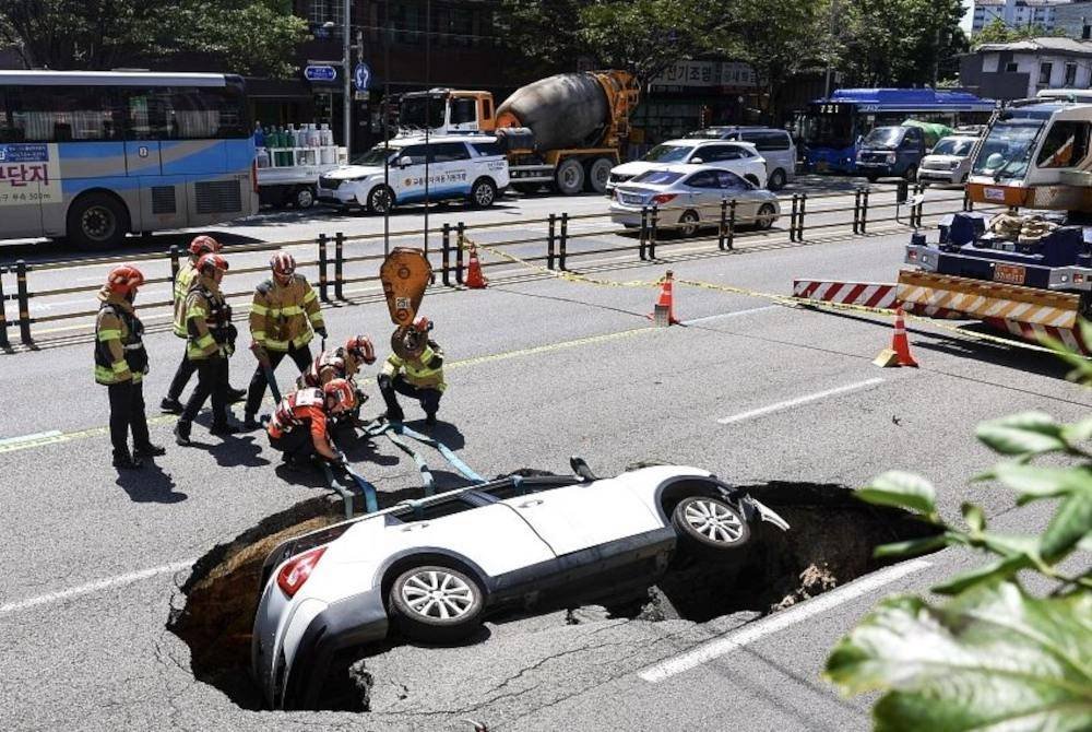 Kereta tersebut &#039;ditelan&#039; lubang benam yang muncul secara tiba-tiba pada Khamis lalu. Foto Agensi