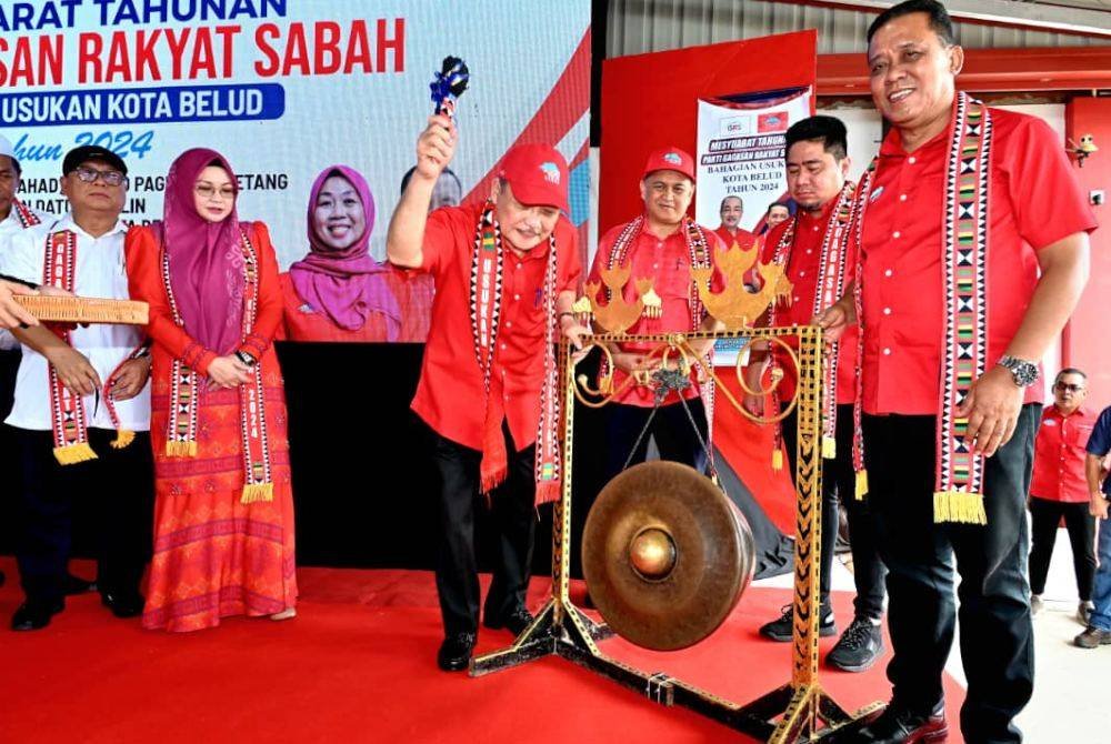 Hajiji memukul gong merasmikan Mesyuarat Tahunan Gagasan Rakyat Bahagian Usukan Tahun 2024 di Dewan Datuk Japlin Akim, Kampung Jawi-Jawi, Kota Belud.