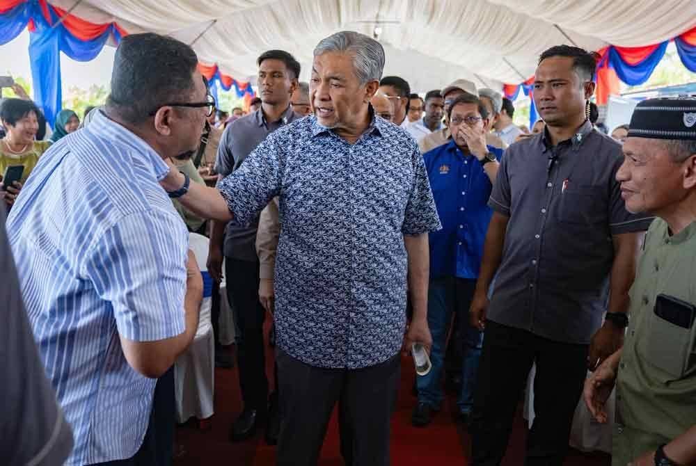 Zahid Hamidi (dua dari kiri) ketika beramah mesra dengan tetamu yang hadir pada Majlis Perasmian Perkampungan Puisi Insaniah di Kompleks Pelancongan Bagan Datuk di sini hari ini. - Foto: Bernama