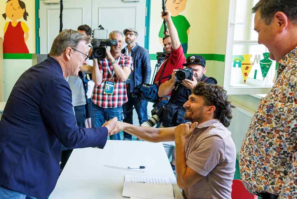 Perdana Menteri Thuringia, Bodo Ramelow (kiri) mengucapkan selamat tinggal kepada jawatankuasa pilihan raya selepas mengundi dalam pilihan raya negeri Thuringia di Erfurt, Jerman pada Ahad. - Foto: EPA