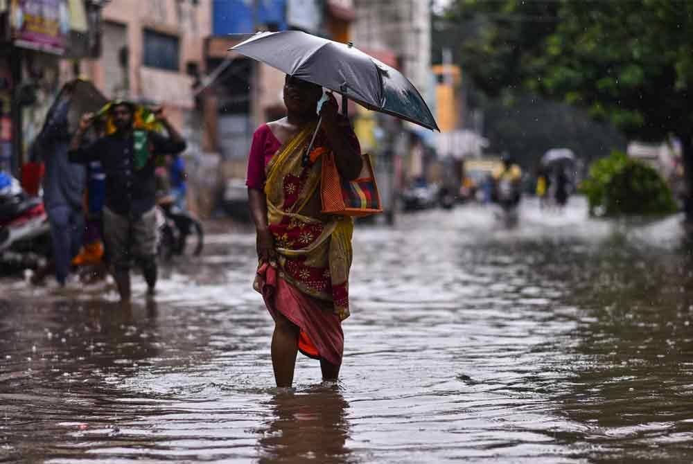 Hujan lebat melanda bandar Vijayawada dan Guntur di Andhra Pradesh menyebabkan beberapa kawasan perumahan dilanda banjir pada Sabtu - Foto: EPA