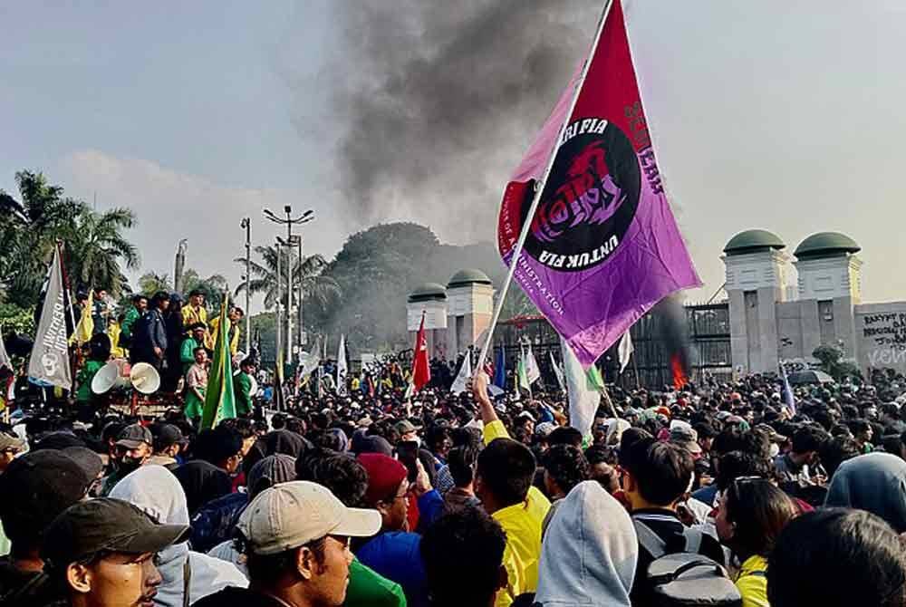 Tunjuk perasaan di Indonesia, bantah semakan undang-undang baharu pilihan raya.