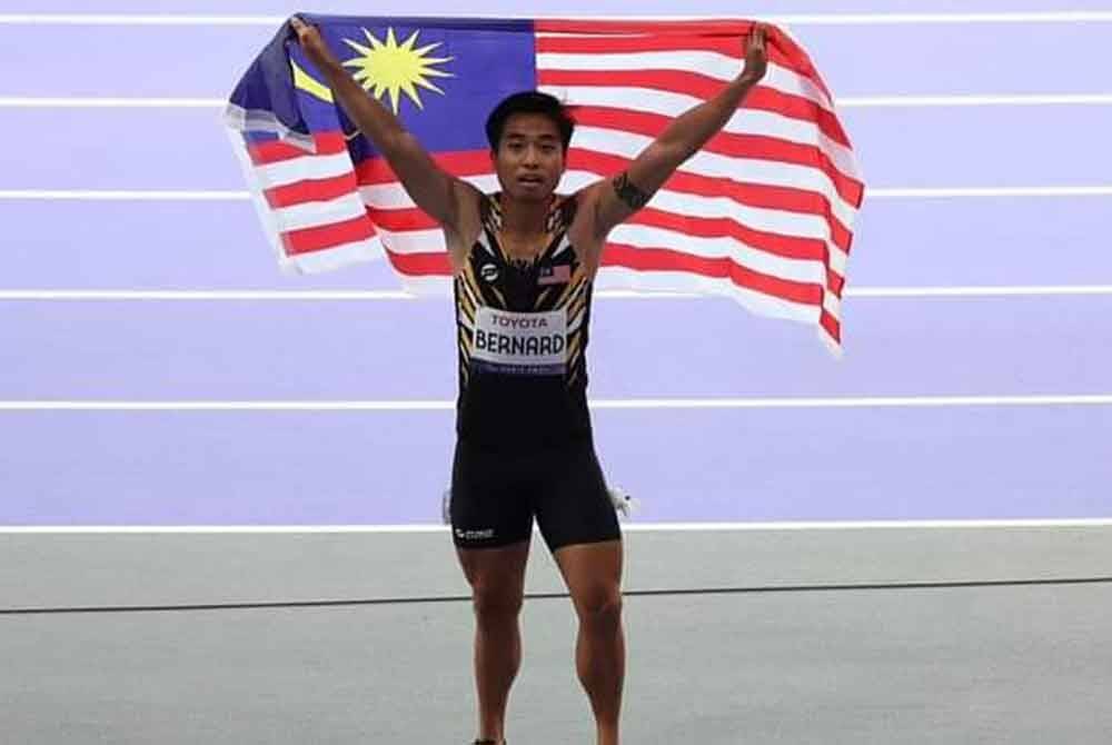 Eddy meraikan kejayaan podium bersama Jalur Gemilang di Stade de France. Foto: MSN