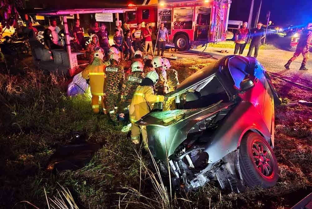 Kereta yang dipandu seorang wanita terbabas selepas terbabit kemalangan dengan treler muatan kelapa sawit di Jalan Taiping berhampiran Kampung Pondok Tanjung, Selama pada Ahad. Foto: ihsan Bomba Perak