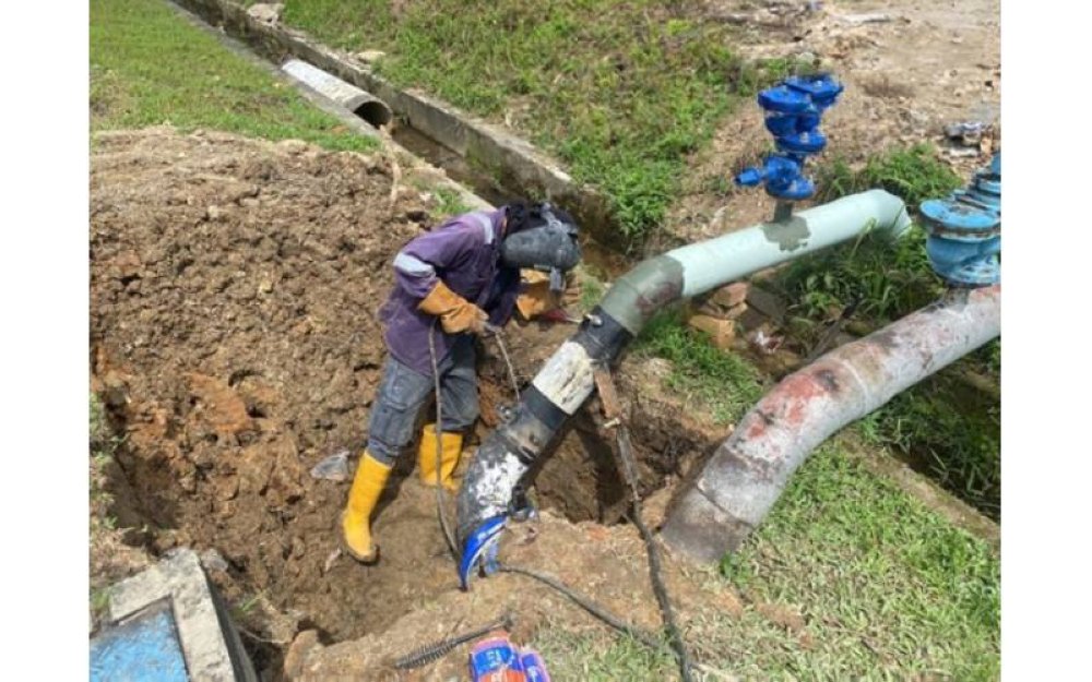 Kerja-kerja penggantian paip usang sedang dijalankan di salah satu hotspot di Gombak.