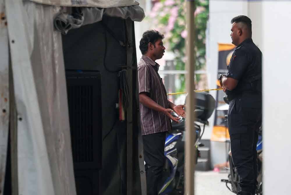 Suami kepada mangsa insiden tanah jerlus berada di lokasi kejadian tanah jerlus di Jalan Masjid India, Kuala Lumpur baru-baru ini. Foto fail Bernama