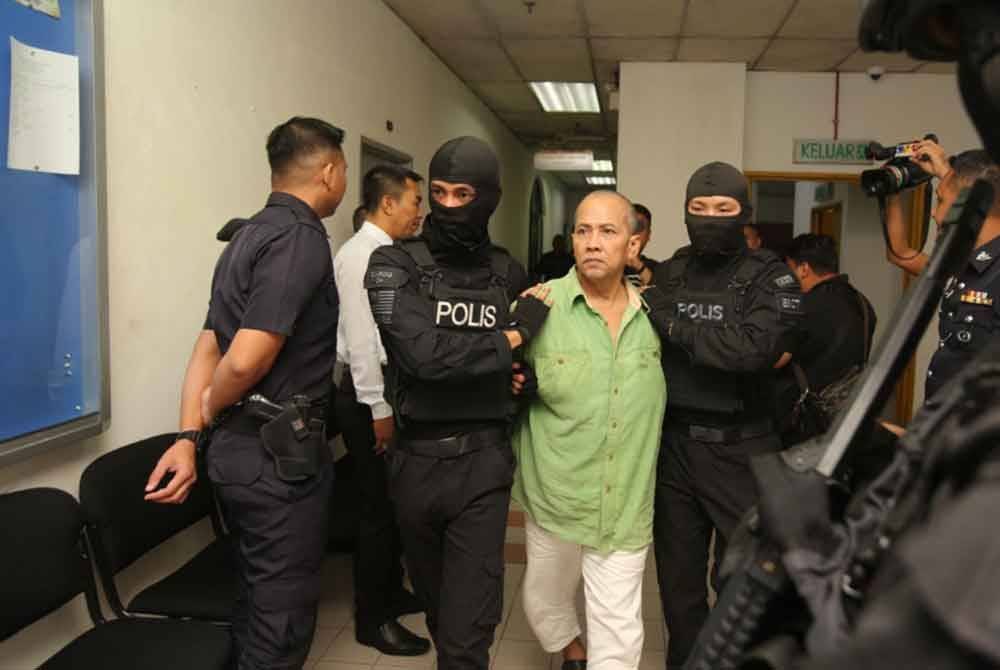 Radin Imran dikawal ketat anggota polis ketika di bawa ke Mahkamah Sesyen Johor Bahru, pada Isnin.