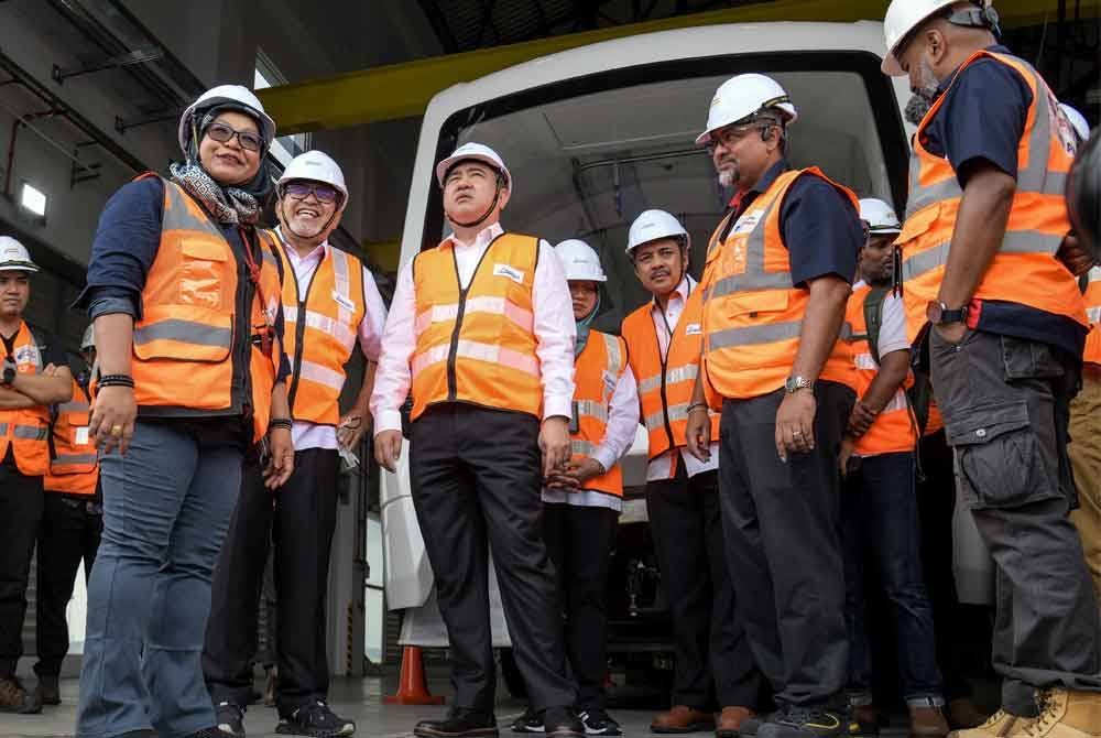 Anthony Loke (tengah) melakukan lawatan bagi meninjau perkembangan Aerotrains di KLIA pada Isnin. Foto Bernama