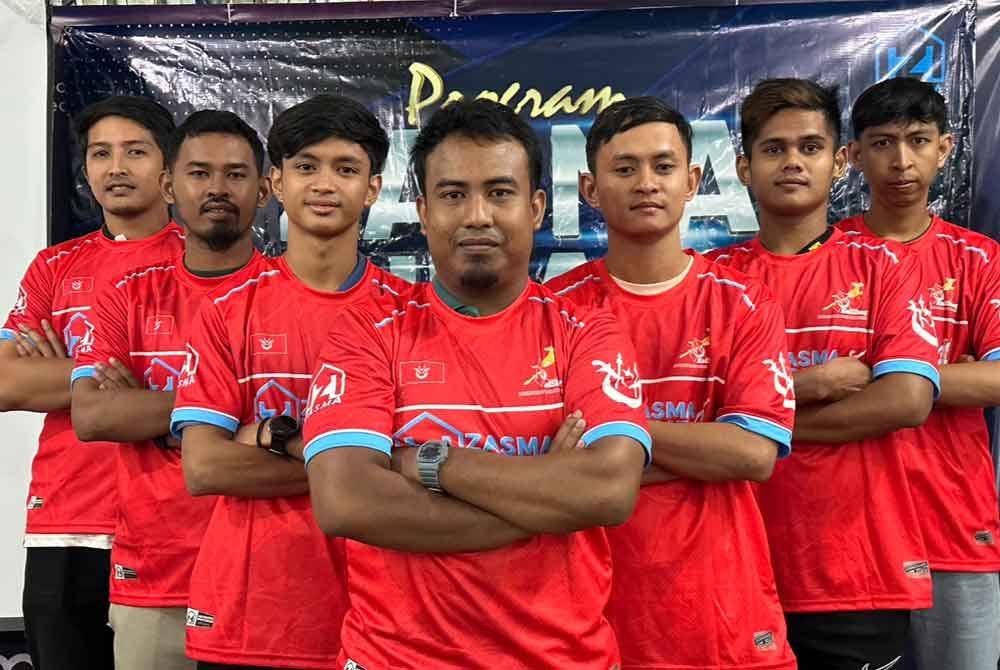 Pasukan futsal orang pekak bersama Kepten, Mohammad Rahmatuddin Mhd Huzaizi (tengah) yang akan berentap pada kejohanan di Terengganu.