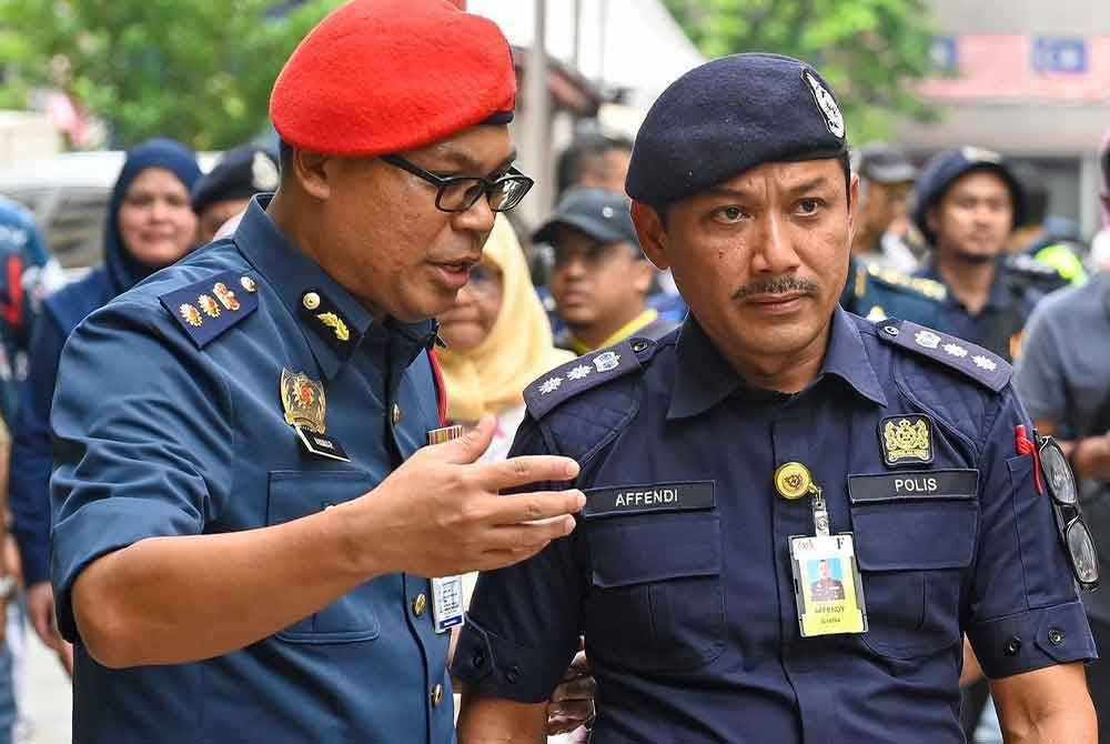 Rozihan Anwar (kiri) bersama Ketua Polis Daerah Dang Wangi, Asisten Komisioner Sulizmie Affendy Sulaiman.