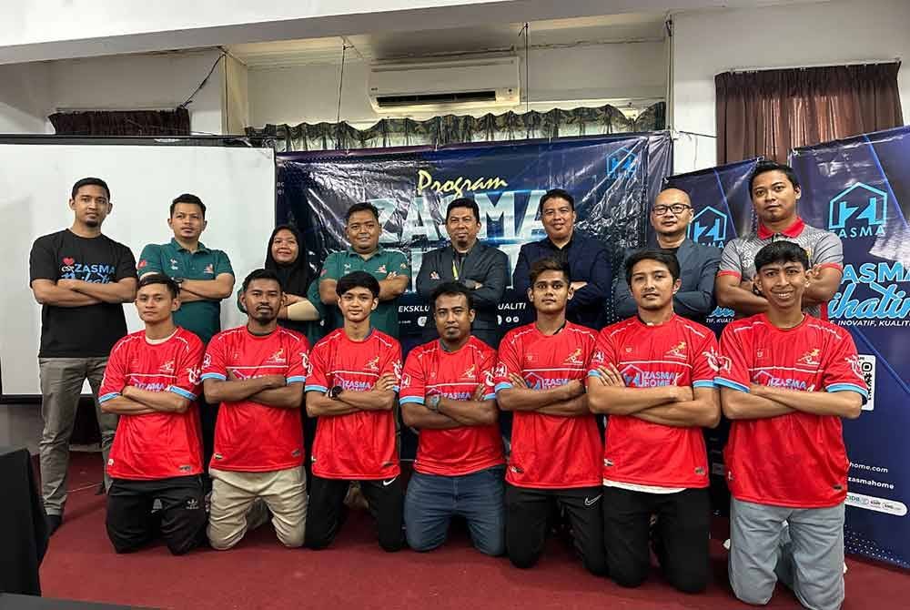 Mohd Firdaus berdiri (empat dari kanan) bergambar bersama atlet futsal orang pekak pada Isnin.