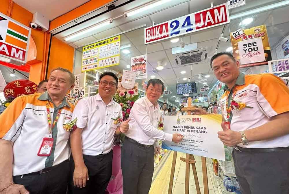 Kon Yeow (dua dari kanan) ketika merasmikan pembukaan kedai baharu KK Super Mart di Ayer Itam pada 30 Ogos lalu.