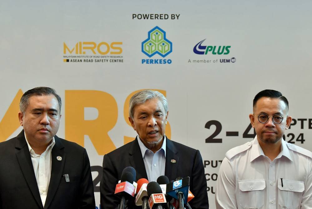 Ahmad Zahid (tengah) ketika sidang akhbar selepas merasmikan Persidangan Keselamatan Jalan Raya Asia (CARS 2024) dekat sini pada Isnin. - Foto: Bernama