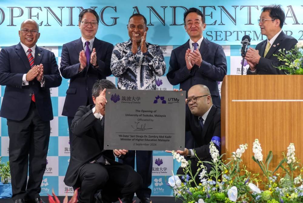 Menteri Pendidikan Tinggi, Datuk Seri Dr Zambry Abdul Kadir menyempurnakan majlis pembukaan Universiti Tsukuba Malaysia (UTMy) di Wisma R&D, Universiti Malaya pada Isnin. Foto Bernama