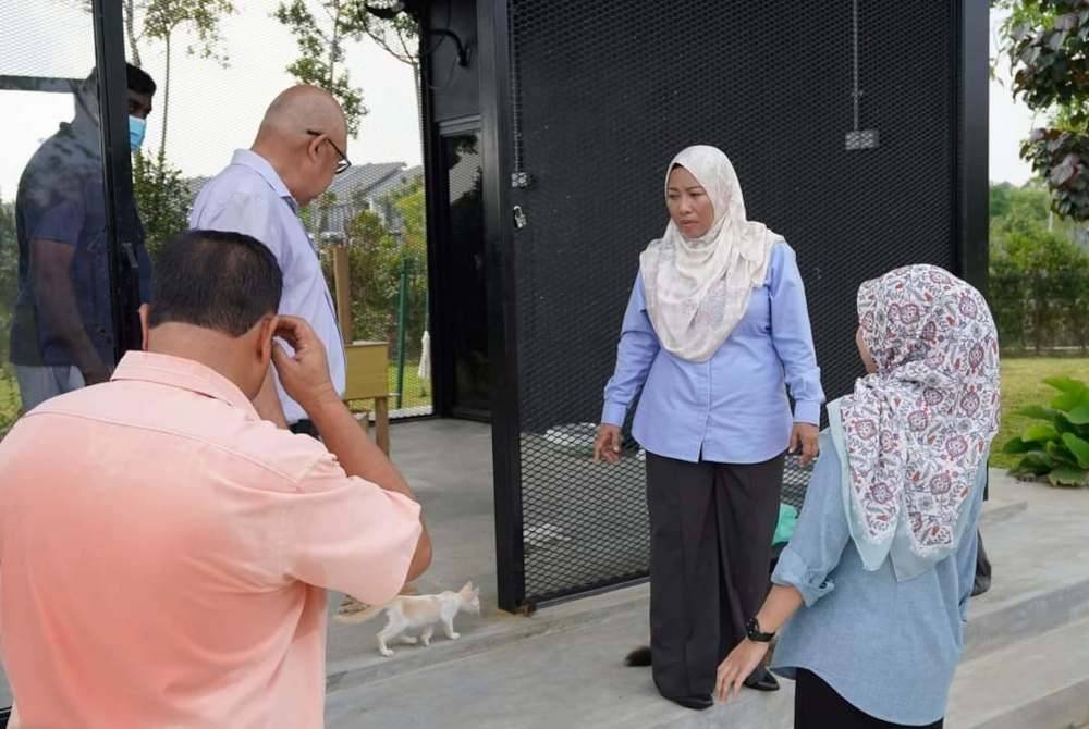 Noraini (dua dari kanan) meninjau keadaan Taman Kucing Klang pada Isnin.