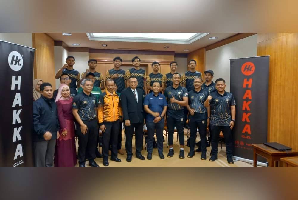 Dr Hanafiah (depan, tengah) bersama skuad KPT-Masum Knights yang bakal bersaing dalam STL 2024.