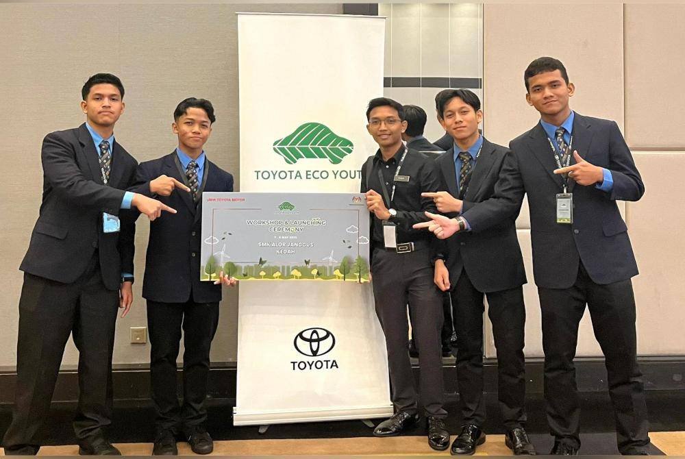 Muhammad Assyakur Amar (tiga dari kanan) bersama pelajar SMK Alor Janggus ketika hadir program pelancaran Toyota Eco Youth 2024.