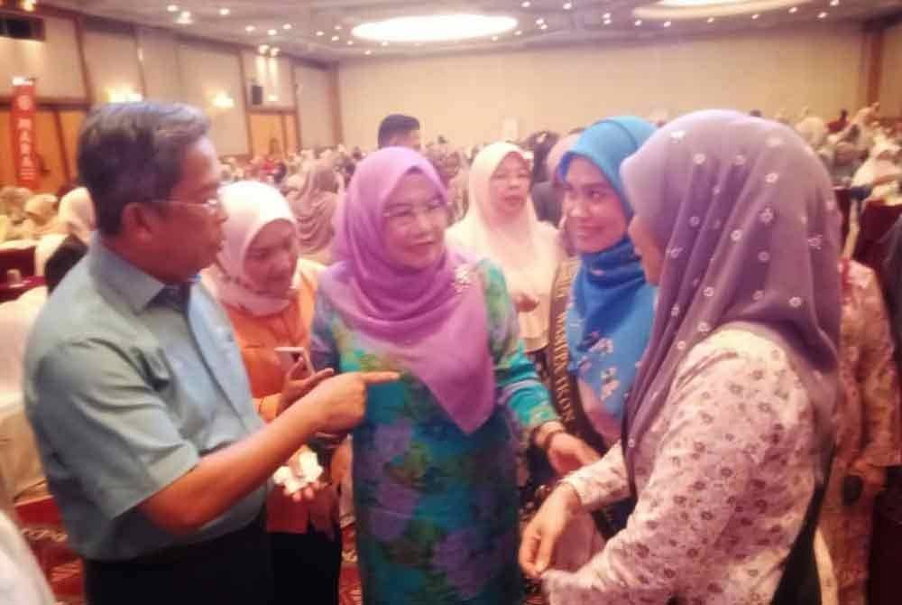 Jalaluddin (kir) berkesempatan beramah mesra dengan indvidu terlibat sebaik selesai Majlis Perasmian Penutup Program Pemerkasaan Wanita 2024 pada Isnin.