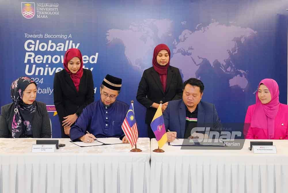 Shahrin (dua dari kiri) dan Bakhtiar Aliff (dua dari kanan) bertukar dokumen MoU pada Isnin. -FOTO: SINAR HARIAN/ MOHD HALIM ABDUL WAHID