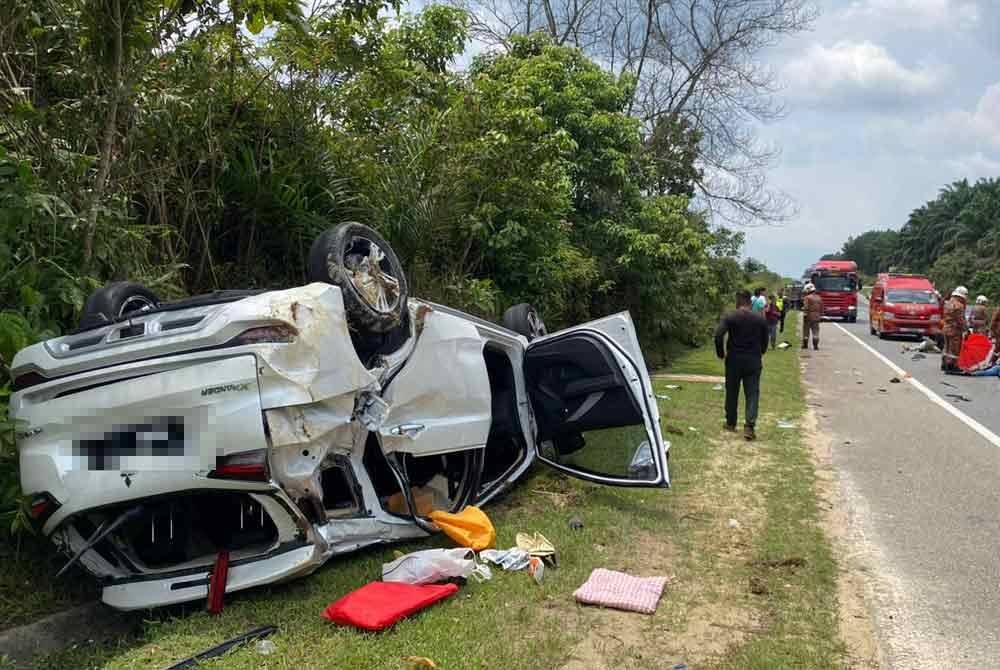 Dua maut dalam nahas membabitkan empat kenderaan di Kilometer (KM) 15, Jalan Kota Tinggi-Mersing di sini, pada Isnin. Foto BBP Kota Tinggi