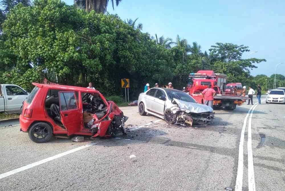 Seorang lelaki maut apabila terbabit dalam nahas melibatkan empat kenderaan di Kilometer (KM) 18, Jalan Lipis-Benta berhampiran Jabatan Pengangkutan Jalan (JPJ) Benta di sini, pada Isnin. Foto ihsan PDRM