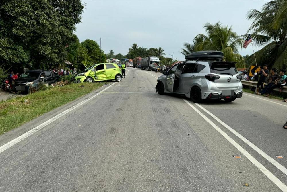 Dua sahabat maut apabila motosikal dinaiki dipercayai dirempuh oleh sebuah kereta ketika pulang dari kerja di kilometer 76, Jalan Kota Bharu - Gua Musang berhampiran Masjid Pahi di Kuala Krai pada Isnin.