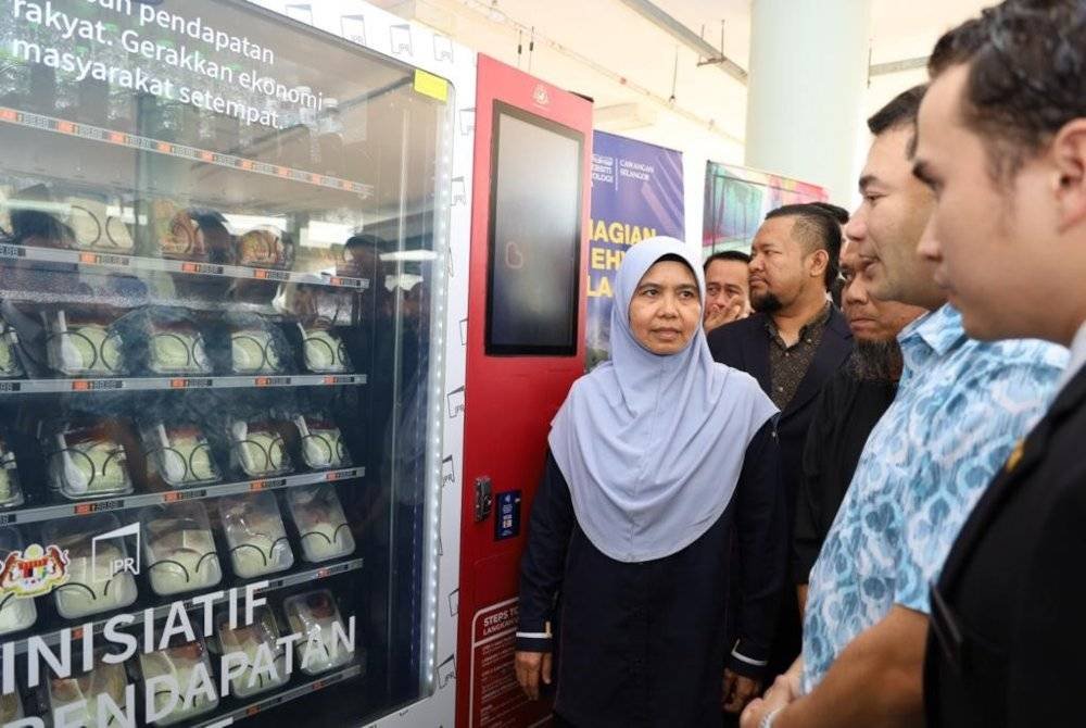 UiTM Cawangan Selangor menjadi IPT pertama melancarkan mesin layan diri menerusi Inisiatif Pendapatan Rakyat (IPR)