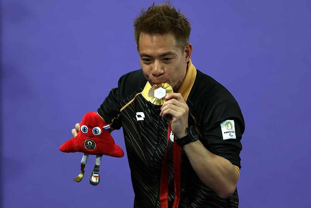 Jaguh badminton para negara Cheah Liek Hou berjaya mempertahankan pingat emas perseorangan lelaki SU5 (kecacatan fizikal) Paralimpik, sekali gus meraih pingat emas pertama Malaysia di Sukan Paralimpik Paris 2024. Foto Bernama