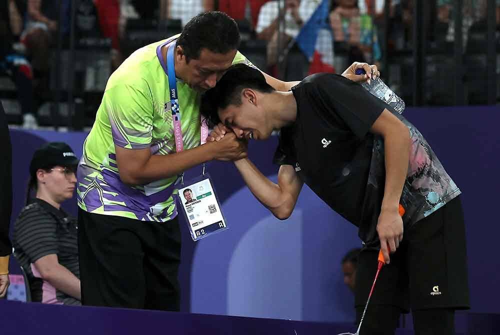 Fareez (kanan) selepas menentang pemain Indonesia, Dheva Anrimusthi dalam perlawanan penentuan pingat gangsa perseorangan lelaki SU5 (kecacatan fizikal) Sukan Paralimpik Paris 2024. Foto Bernama