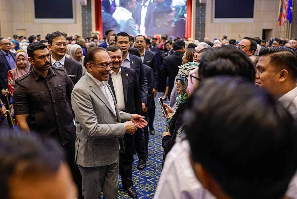 Perdana Menteri, Anwar Ibrahim yang juga Menteri Kewangan menyantuni warga MOF pada Majlis Perhimpunan Bulanan Kementerian Kewangan Bulan September di Kementerian Kewangan pada Selasa. Foto Bernama