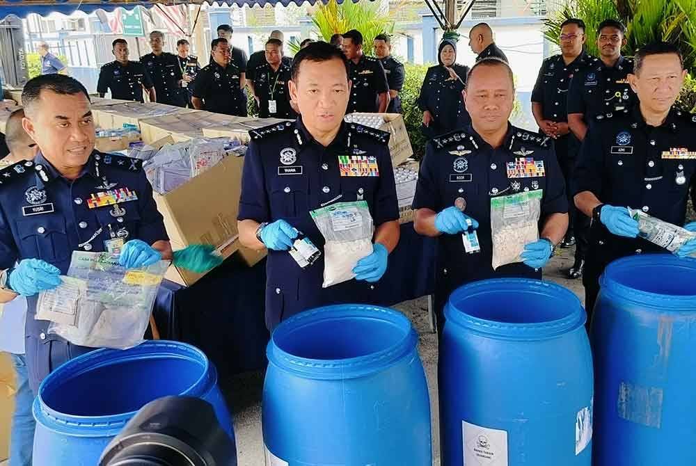 Yahaya (dua dari kiri) menunjukkan antara dadah yang akan dilupuskan setelah mendapat perintah mahkamah bagi kes-kes yang telah selesai dan tempoh rayuan hukuman terhadap pesalah telah tamat.