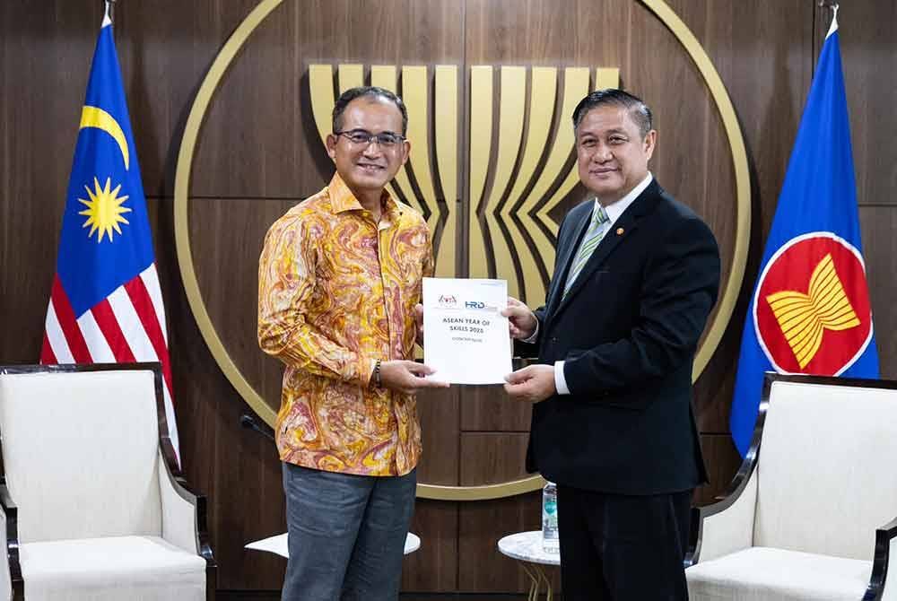 Pertemuan antara Khairul Dzaimee (kiri) dan Timbalan Setiausaha Agung ASEAN bagi Komuniti Sosio Budaya, Ekkaphab Phanthavong. Foto HRD Corp