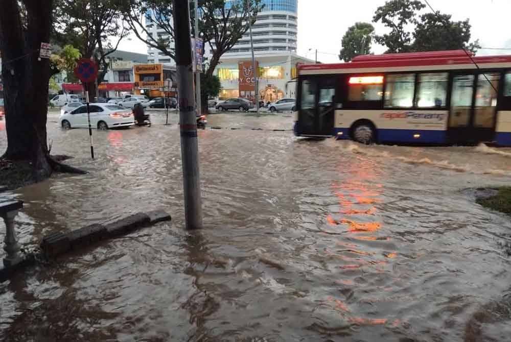 Keadaan banjir kilat yang berlaku di sekitar Bayan Baru pada pagi, Selasa.