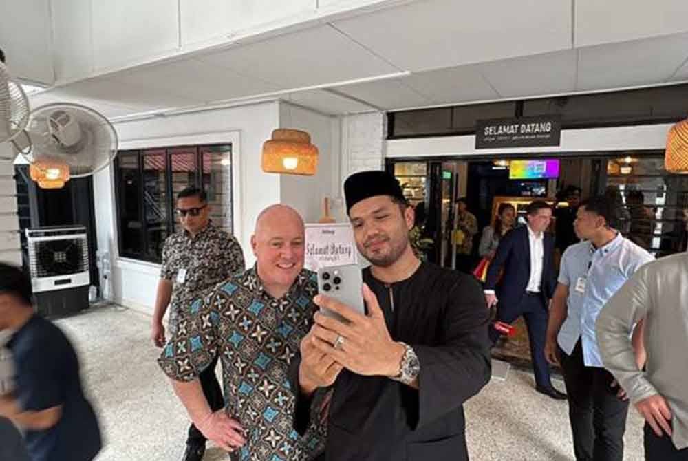 Khairul Aming merakamkan video bersama Christopher Luxon pada pertemuan dengan Perdana Menteri New Zealand itu di Restoran Hidang Kuala Lumpur, pada Selasa. Foto Awani