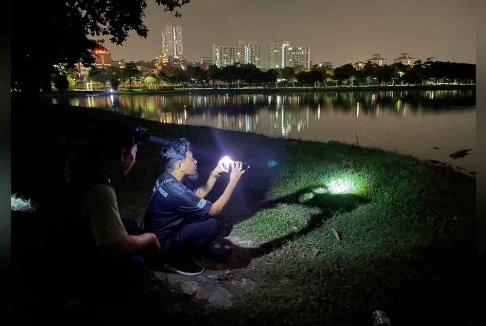 Pegawai Perhilitan menjalankan pemantauan di sekitar kawasan Tasik Shah Alam, Seksyen 7 di sini.