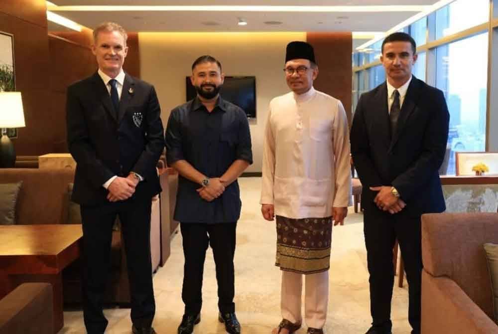 Tunku Ismail (dua,kiri), bersama Anwar (dua, kanan), pada 23 Ogos lalu.