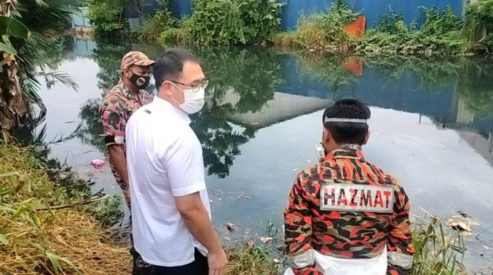 Tian Soon (tengah) meninjau keadaan Sungai Pandan susulan pencemaran bau kimia yang berlaku.