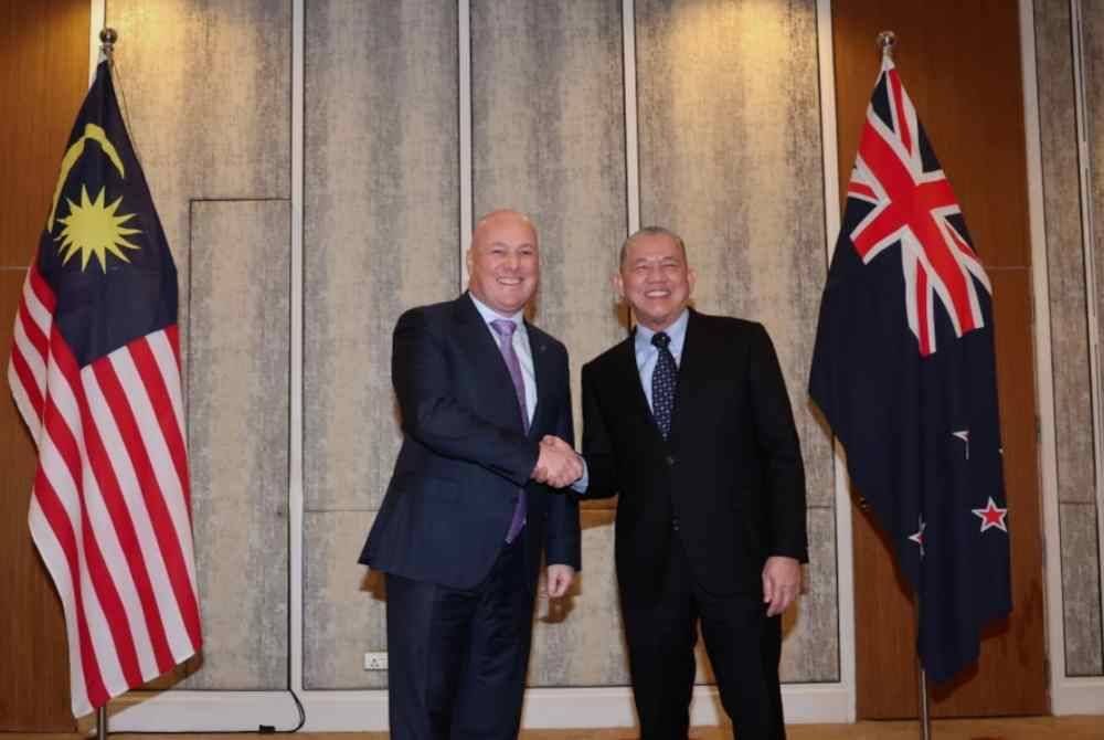 Timbalan Perdana Menteri yang juga Menteri Peralihan Tenaga dan Transformasi Air, Datuk Seri Fadillah Yusof mengadakan pertemuan dengan Perdana Menteri New Zealand, Christopher Luxon (kiri) di sebuah hotel pada Selasa. Foto Bernama