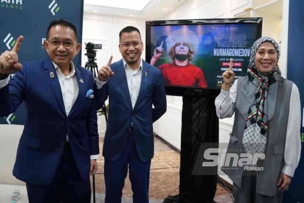 Pengarah Urusan Kumpulan WTCKL, Datuk Seri Dr Irmohizam Ibrahim (kiri), Khairul Amar (dua dari kiri) dan Ketua Pegawai Operasi Faith Events, Munira Mustafa (kanan) bergambar selepas selesai sidang media Khabib Nurmagomedov LIVE In Malaysia 2024 yang diadakan pada Selasa. Foto Sinar Harian-ROSLI TALIB