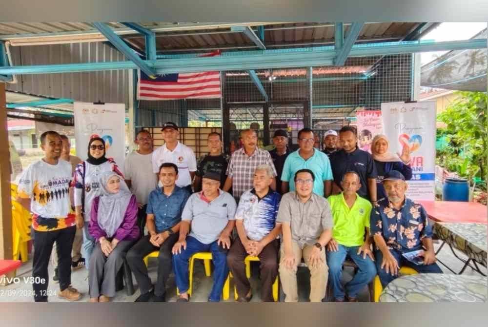 Penduduk yang hadir pada Program Jalinan Insan Wahana Aspirasi (Jiwa) Madani bersama Komuniti di Warung Zai Sham, Kampung Bentong pada Isnin.