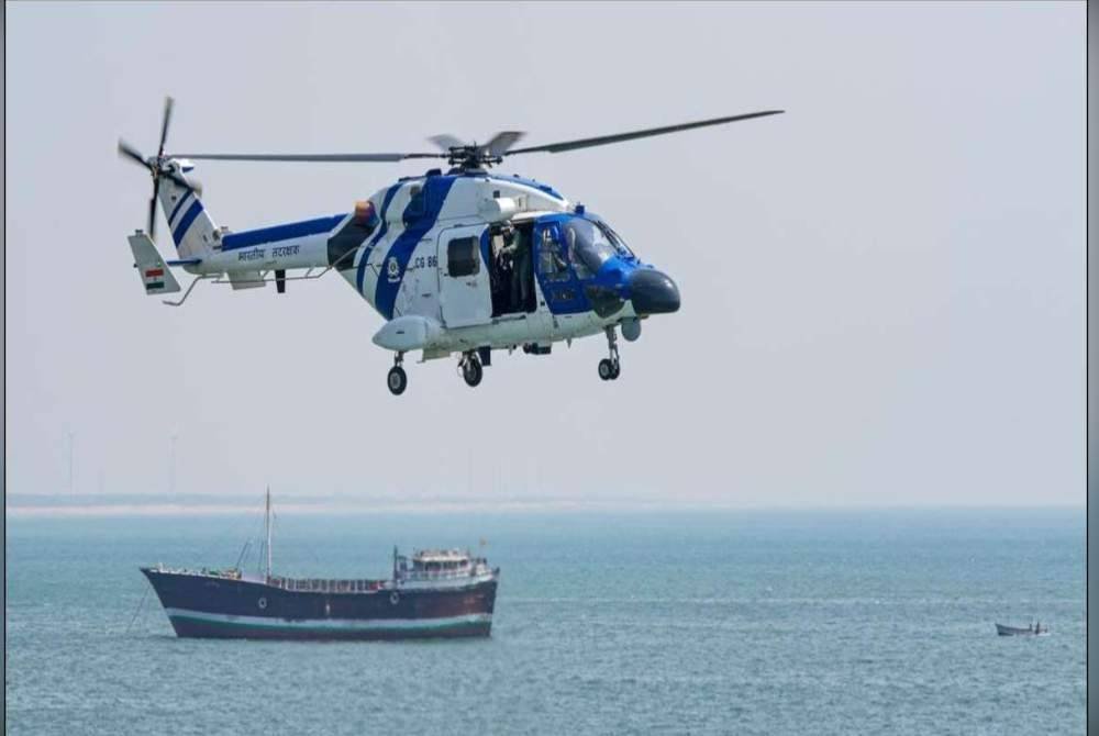 Tiga kru dilaporkan hilang selepas sebuah helikopter Pengawal Pantai India terhempas di Laut Arab berhampiran pantai Gujarat pada malam Isnin.