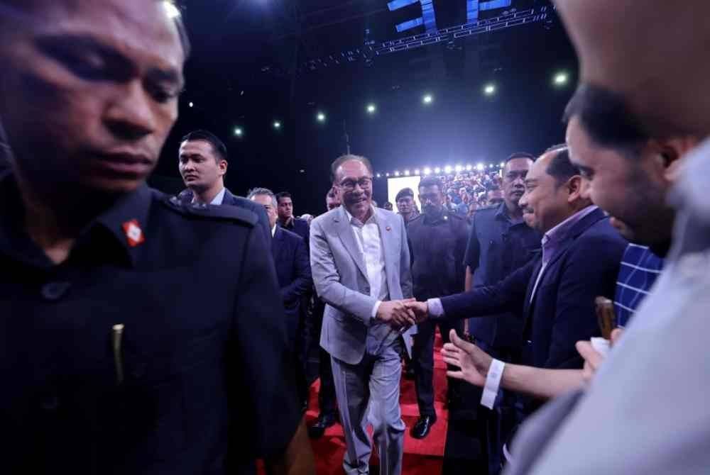 Anwar yang juga Menteri Kewangan beramah mesra bersama tetamu pada Majlis Sambutan Ulang Tahun Ke-30 Khazanah Nasional di MITEC, pada Selasa. Foto Bernama